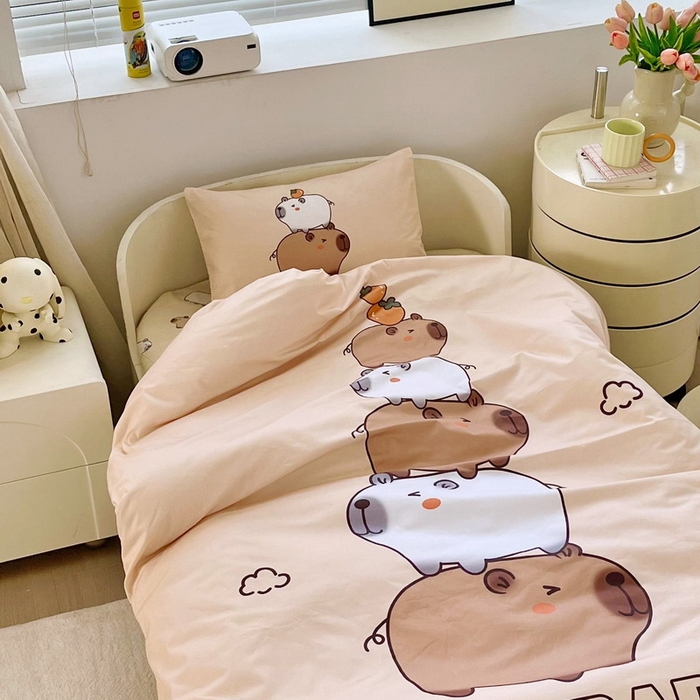 91家纺网 家纺一手货源 找家纺 蘭菲家纺 2025新款学生季幼儿园卡皮巴拉三件套大版系列 沉浸式