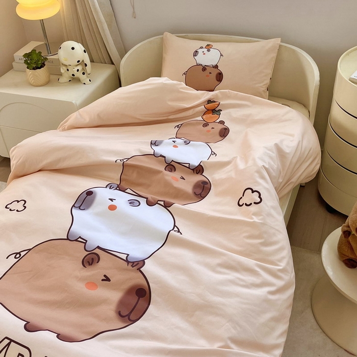 91家纺网 家纺一手货源 找家纺 蘭菲家纺 2025新款学生季幼儿园卡皮巴拉三件套大版系列 沉浸式