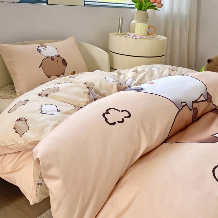 91家纺网 家纺一手货源 找家纺 蘭菲家纺 2025新款学生季幼儿园卡皮巴拉三件套大版系列 沉浸式