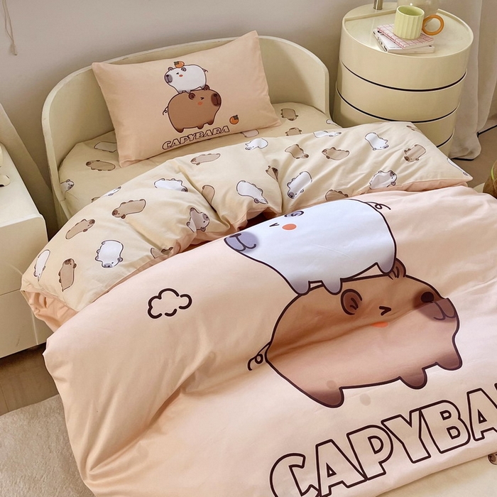 91家纺网 家纺一手货源 找家纺 蘭菲家纺 2025新款学生季幼儿园卡皮巴拉三件套大版系列 沉浸式