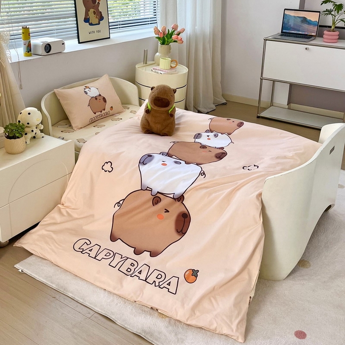 91家纺网 家纺一手货源 找家纺 蘭菲家纺 2025新款学生季幼儿园卡皮巴拉三件套大版系列 沉浸式