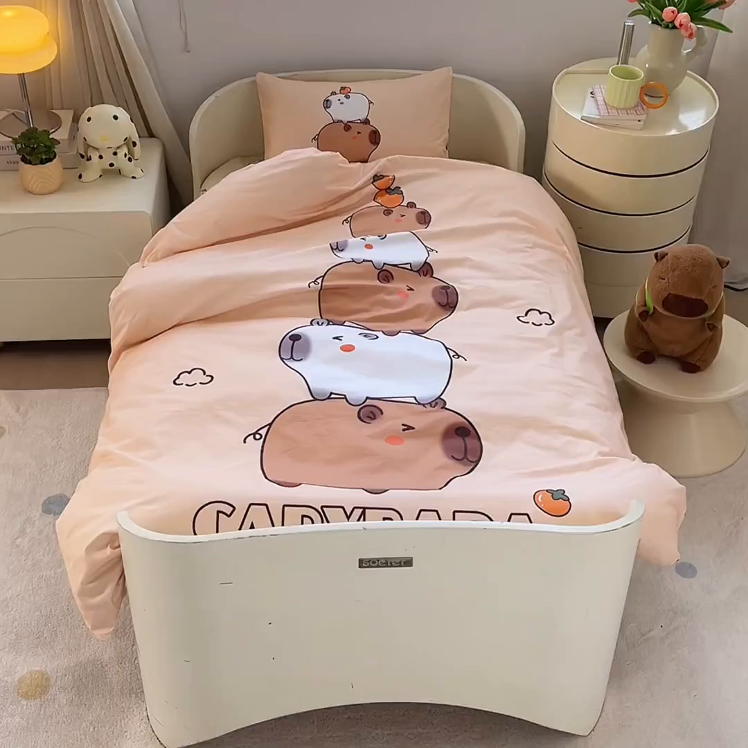 91家纺网 家纺一手货源 找家纺 蘭菲家纺 2025新款学生季幼儿园卡皮巴拉三件套大版系列 沉浸式