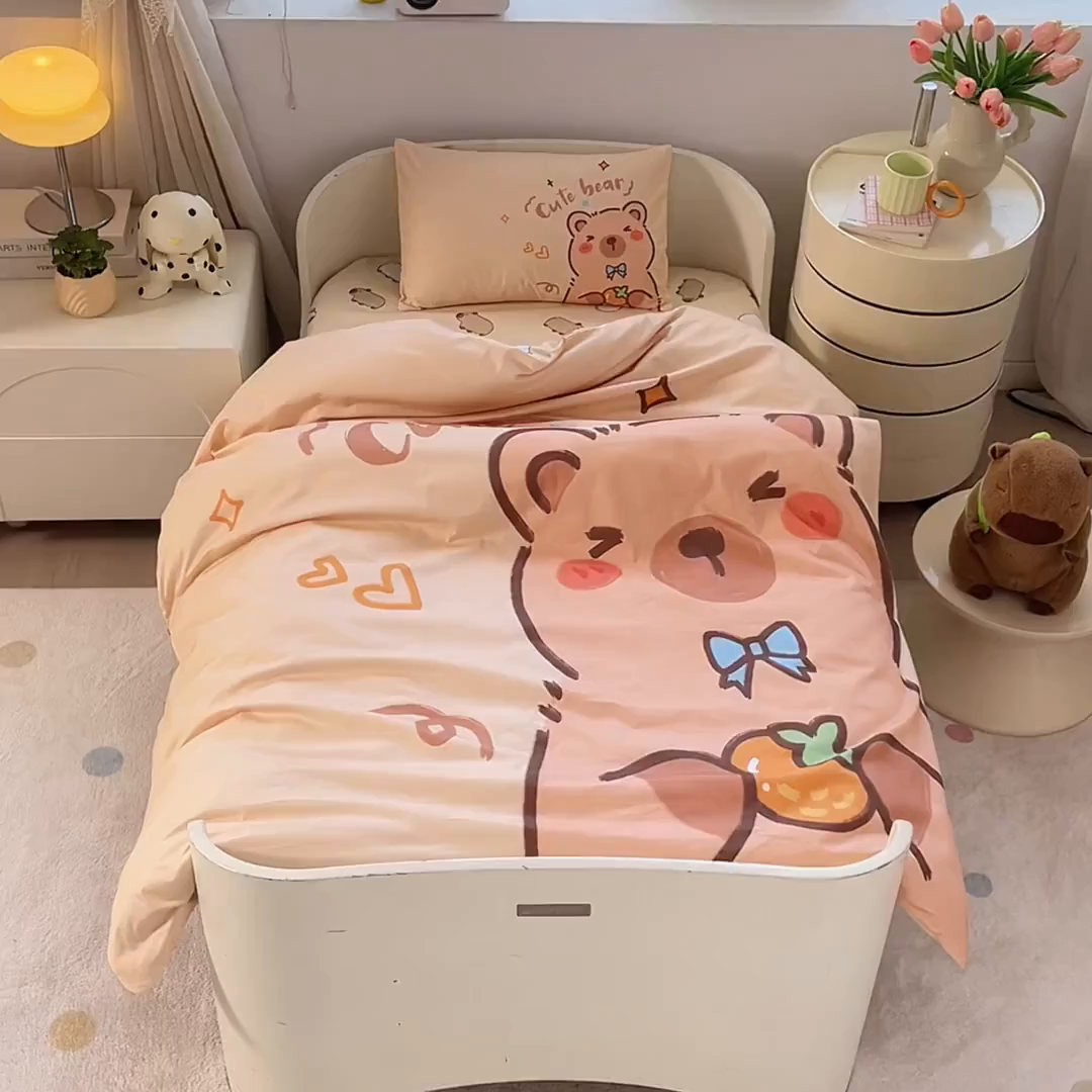 91家纺网 家纺一手货源 找家纺 蘭菲家纺 2025新款学生季幼儿园卡皮巴拉三件套大版系列 大美豚