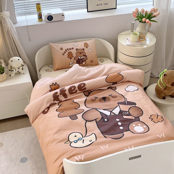 91家纺网 家纺一手货源 找家纺 蘭菲家纺 2025新款学生季幼儿园卡皮巴拉三件套大版系列 拉小鸭