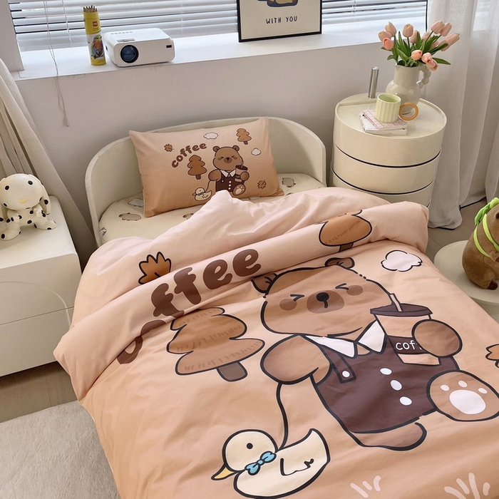 91家纺网 家纺一手货源 找家纺 蘭菲家纺 2025新款学生季幼儿园卡皮巴拉三件套大版系列 拉小鸭