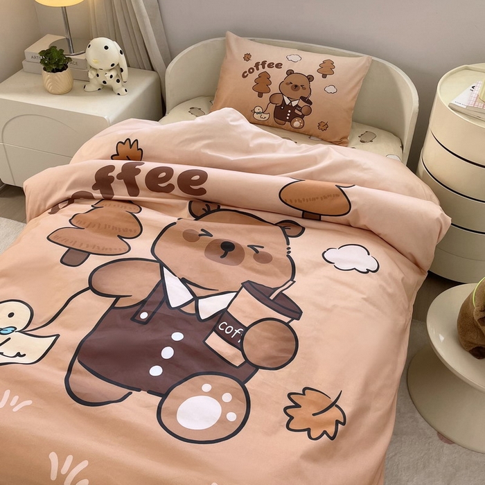 91家纺网 家纺一手货源 找家纺 蘭菲家纺 2025新款学生季幼儿园卡皮巴拉三件套大版系列 拉小鸭