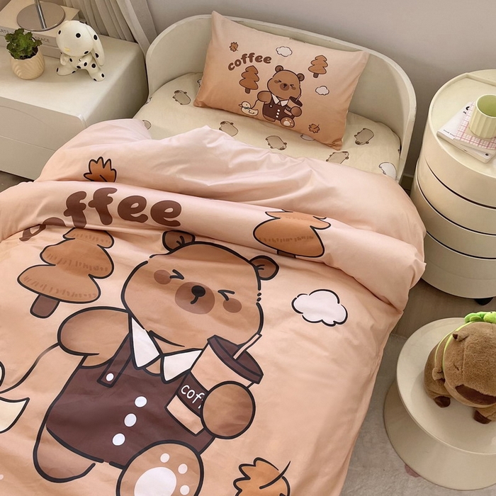 91家纺网 家纺一手货源 找家纺 蘭菲家纺 2025新款学生季幼儿园卡皮巴拉三件套大版系列 拉小鸭