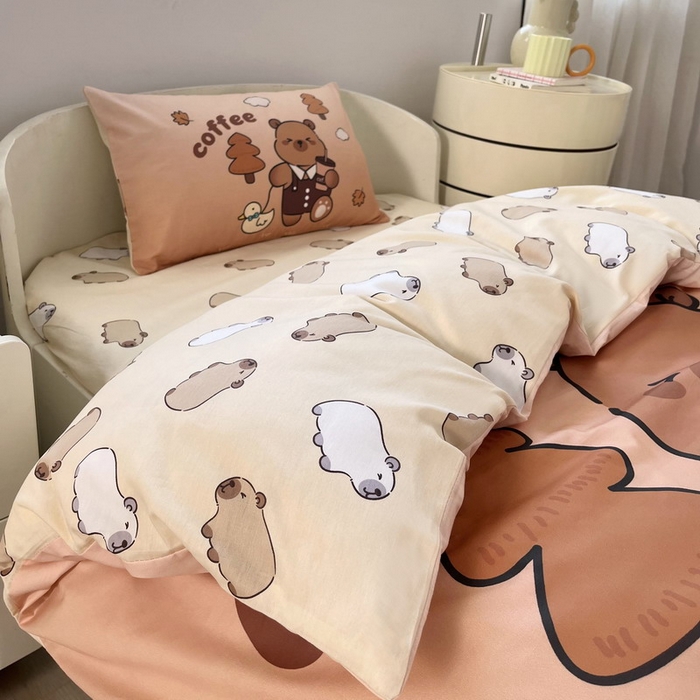 91家纺网 家纺一手货源 找家纺 蘭菲家纺 2025新款学生季幼儿园卡皮巴拉三件套大版系列 拉小鸭