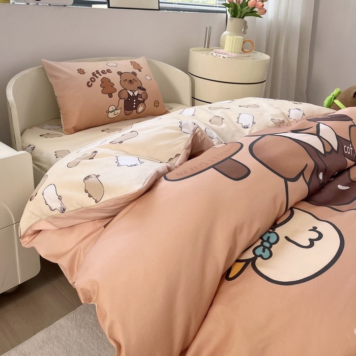 91家纺网 家纺一手货源 找家纺 蘭菲家纺 2025新款学生季幼儿园卡皮巴拉三件套大版系列 拉小鸭