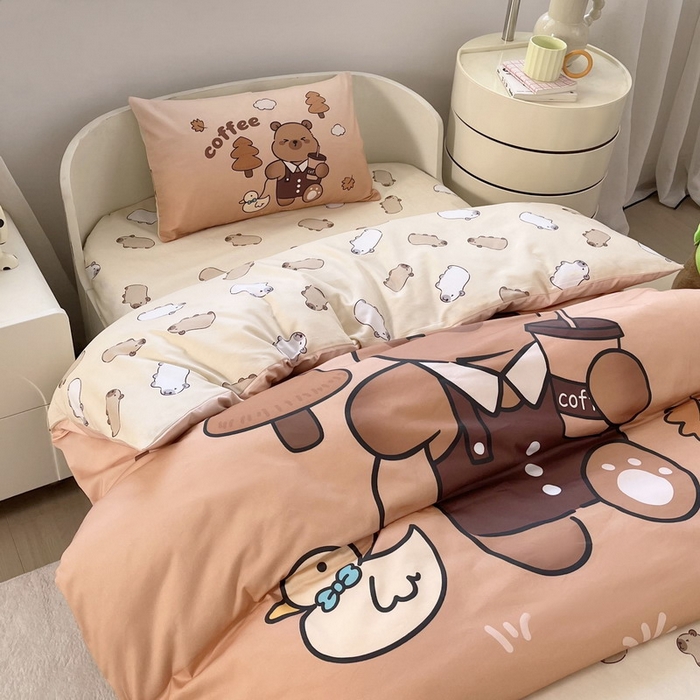 91家纺网 家纺一手货源 找家纺 蘭菲家纺 2025新款学生季幼儿园卡皮巴拉三件套大版系列 拉小鸭