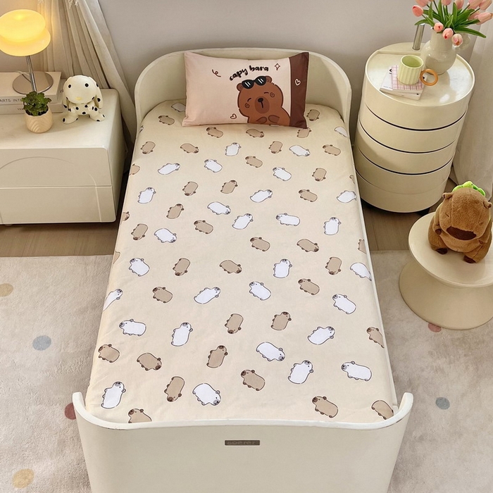 91家纺网 家纺一手货源 找家纺 蘭菲家纺 2025新款学生季幼儿园卡皮巴拉三件套大版系列 皮小萌