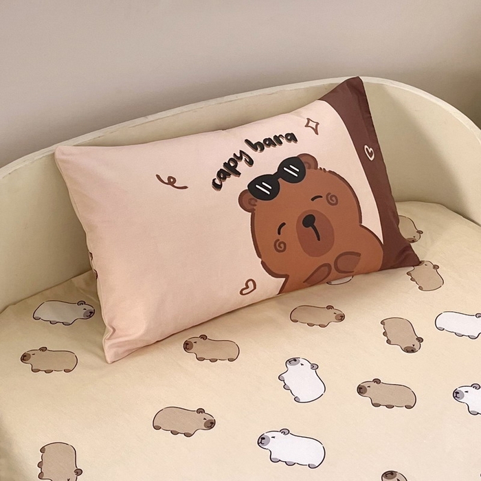 91家纺网 家纺一手货源 找家纺 蘭菲家纺 2025新款学生季幼儿园卡皮巴拉三件套大版系列 皮小萌