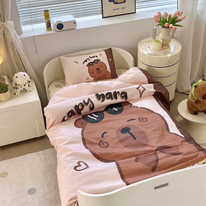 91家纺网 家纺一手货源 找家纺 蘭菲家纺 2025新款学生季幼儿园卡皮巴拉三件套大版系列 皮小萌