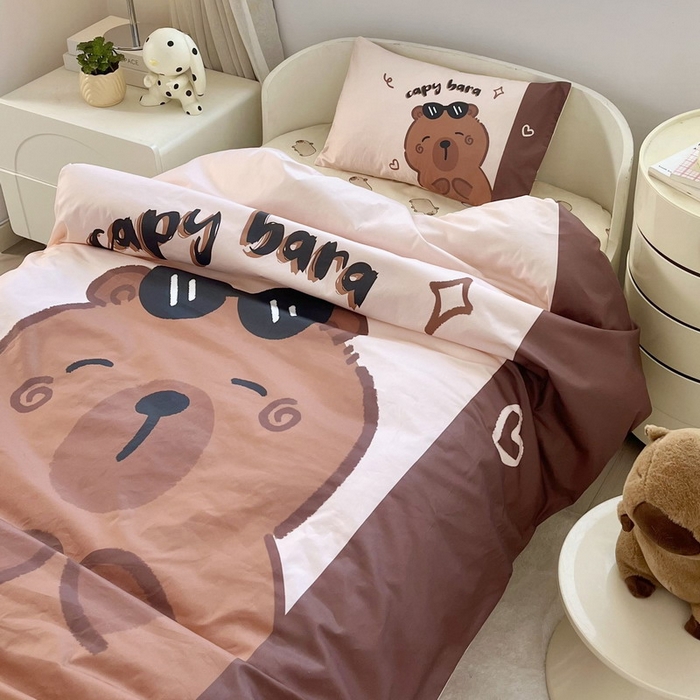 91家纺网 家纺一手货源 找家纺 蘭菲家纺 2025新款学生季幼儿园卡皮巴拉三件套大版系列 皮小萌