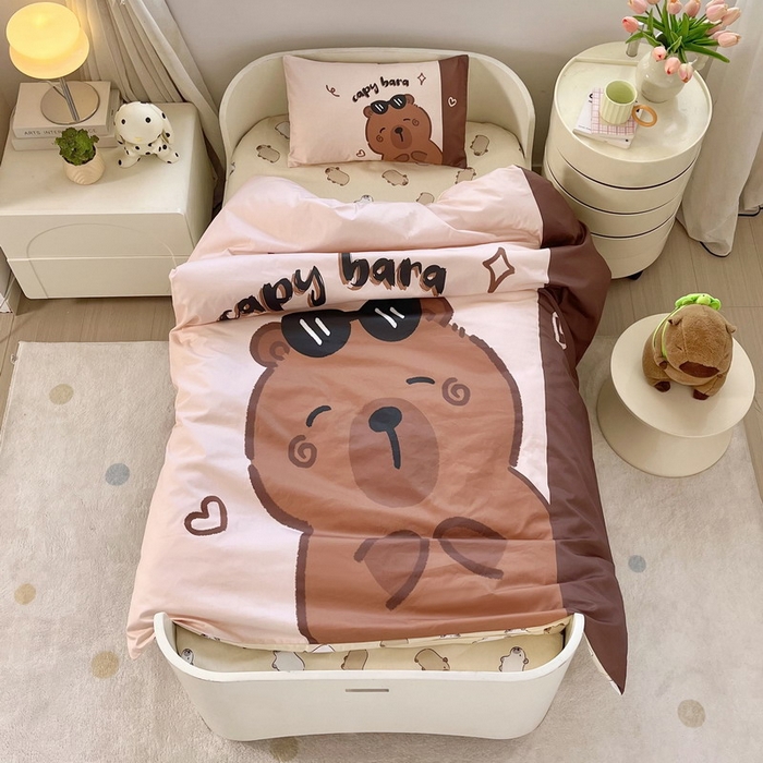 91家纺网 家纺一手货源 找家纺 蘭菲家纺 2025新款学生季幼儿园卡皮巴拉三件套大版系列 皮小萌