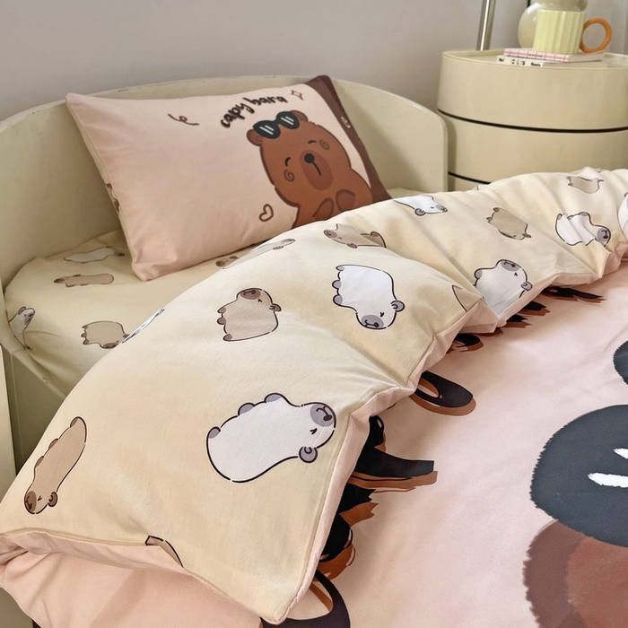 91家纺网 家纺一手货源 找家纺 蘭菲家纺 2025新款学生季幼儿园卡皮巴拉三件套大版系列 皮小萌