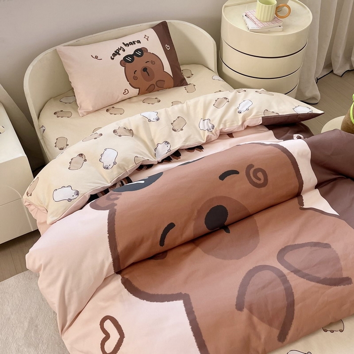 91家纺网 家纺一手货源 找家纺 蘭菲家纺 2025新款学生季幼儿园卡皮巴拉三件套大版系列 皮小萌