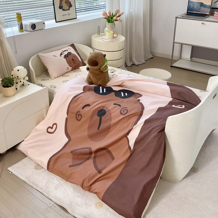 91家纺网 家纺一手货源 找家纺 蘭菲家纺 2025新款学生季幼儿园卡皮巴拉三件套大版系列 皮小萌