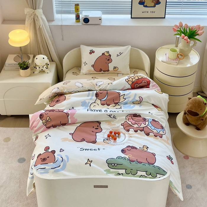 91家纺网 家纺一手货源 找家纺 蘭菲家纺 2025新款学生季幼儿园卡皮巴拉三件套大版系列 豚一家