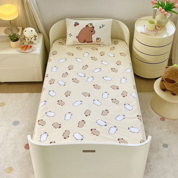 91家纺网 家纺一手货源 找家纺 蘭菲家纺 2025新款学生季幼儿园卡皮巴拉三件套大版系列 豚一家