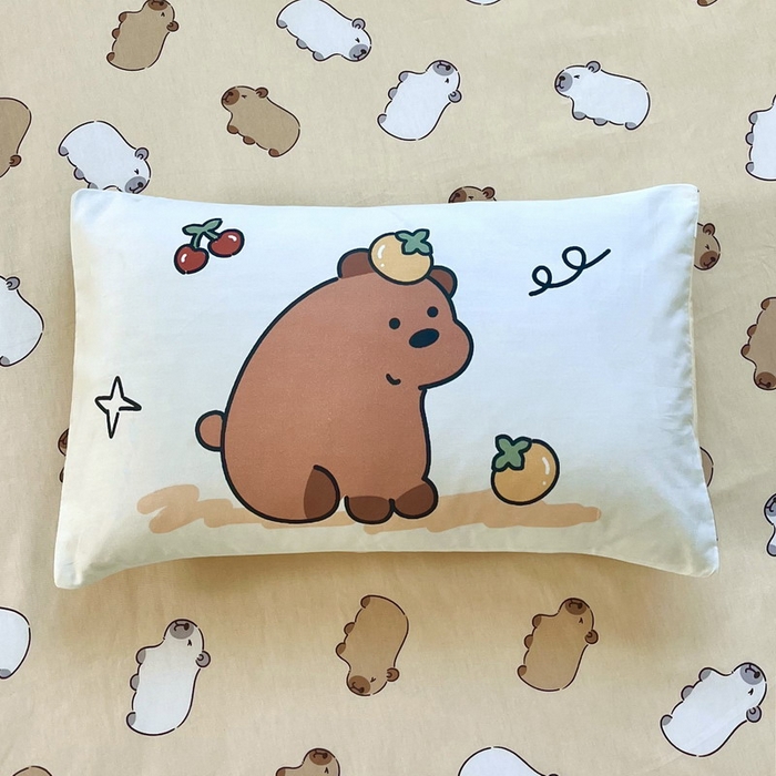 91家纺网 家纺一手货源 找家纺 蘭菲家纺 2025新款学生季幼儿园卡皮巴拉三件套大版系列 豚一家