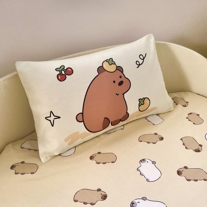 91家纺网 家纺一手货源 找家纺 蘭菲家纺 2025新款学生季幼儿园卡皮巴拉三件套大版系列 豚一家