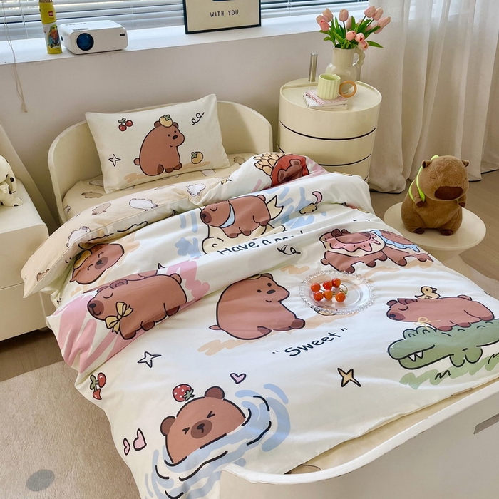 91家纺网 家纺一手货源 找家纺 蘭菲家纺 2025新款学生季幼儿园卡皮巴拉三件套大版系列 豚一家