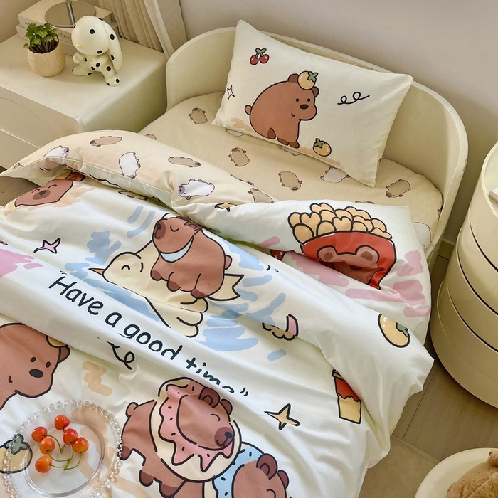 91家纺网 家纺一手货源 找家纺 蘭菲家纺 2025新款学生季幼儿园卡皮巴拉三件套大版系列 豚一家