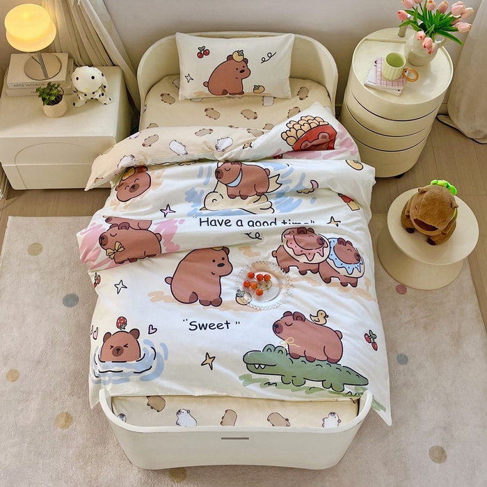 91家纺网 家纺一手货源 找家纺 蘭菲家纺 2025新款学生季幼儿园卡皮巴拉三件套大版系列 豚一家