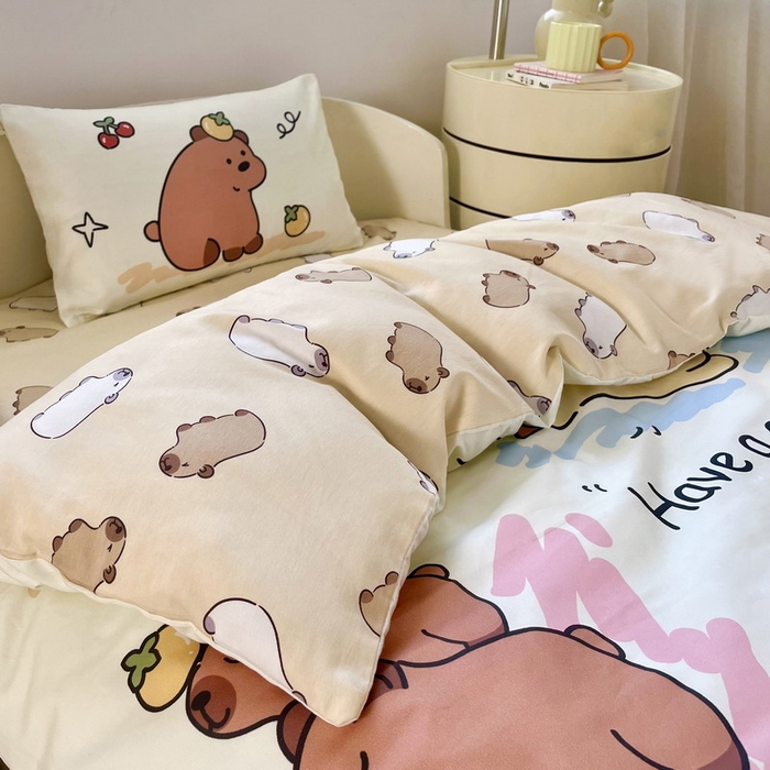 91家纺网 家纺一手货源 找家纺 蘭菲家纺 2025新款学生季幼儿园卡皮巴拉三件套大版系列 豚一家