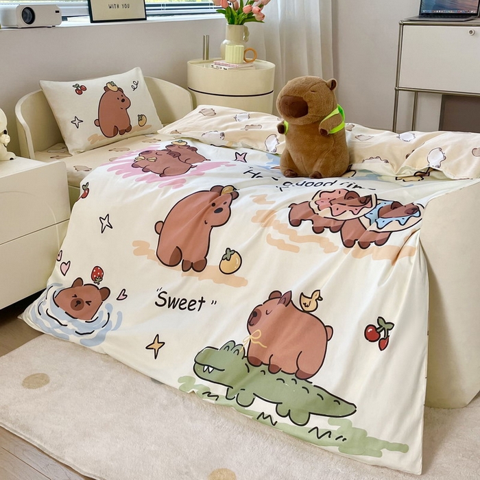 91家纺网 家纺一手货源 找家纺 蘭菲家纺 2025新款学生季幼儿园卡皮巴拉三件套大版系列 豚一家