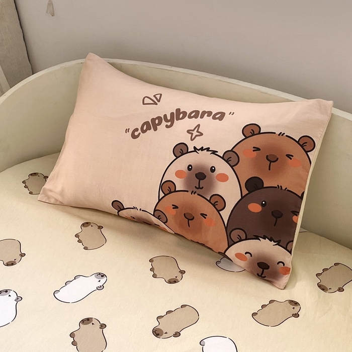 91家纺网 家纺一手货源 找家纺 蘭菲家纺 2025新款学生季幼儿园卡皮巴拉三件套大版系列 豚一家