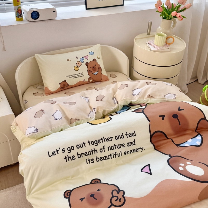 91家纺网 家纺一手货源 找家纺 蘭菲家纺 2025新款学生季幼儿园卡皮巴拉三件套大版系列 熊巴拉