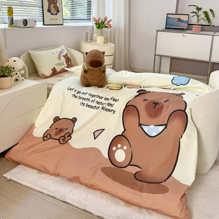 91家纺网 家纺一手货源 找家纺 蘭菲家纺 2025新款学生季幼儿园卡皮巴拉三件套大版系列 熊巴拉