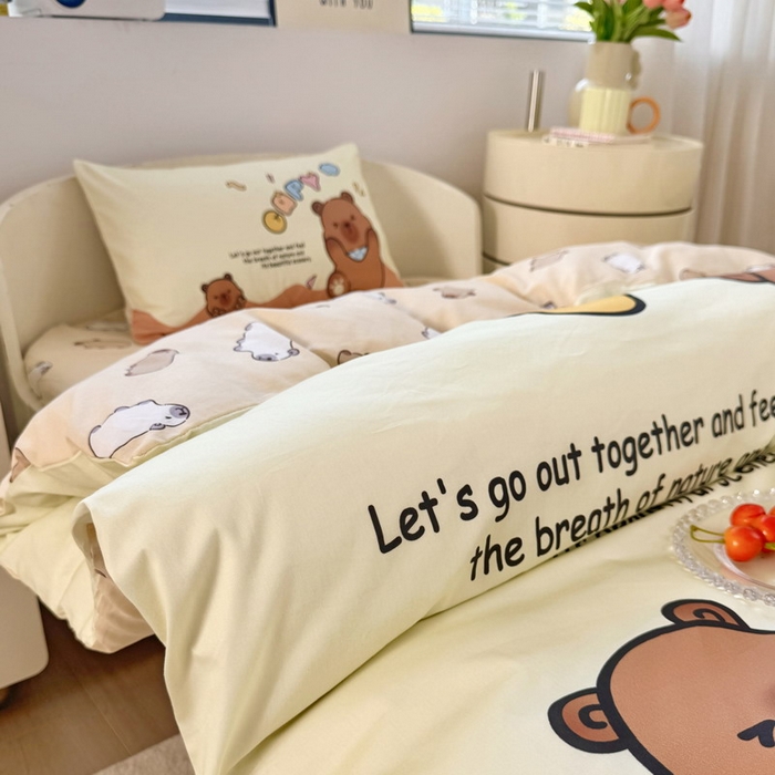 91家纺网 家纺一手货源 找家纺 蘭菲家纺 2025新款学生季幼儿园卡皮巴拉三件套大版系列 熊巴拉