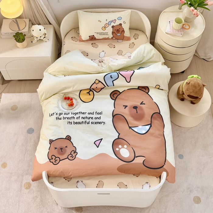 91家纺网 家纺一手货源 找家纺 蘭菲家纺 2025新款学生季幼儿园卡皮巴拉三件套大版系列 熊巴拉