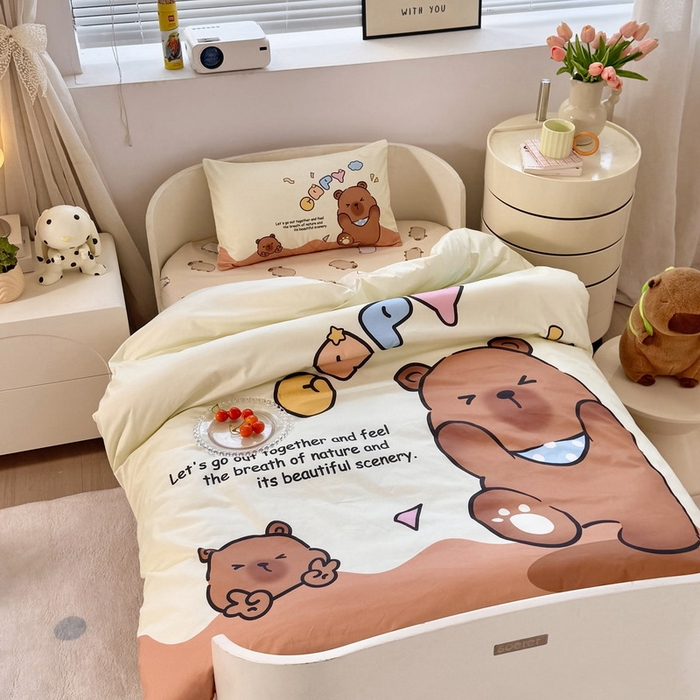 91家纺网 家纺一手货源 找家纺 蘭菲家纺 2025新款学生季幼儿园卡皮巴拉三件套大版系列 熊巴拉