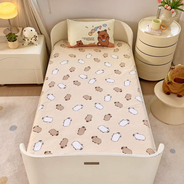 91家纺网 家纺一手货源 找家纺 蘭菲家纺 2025新款学生季幼儿园卡皮巴拉三件套大版系列 熊巴拉