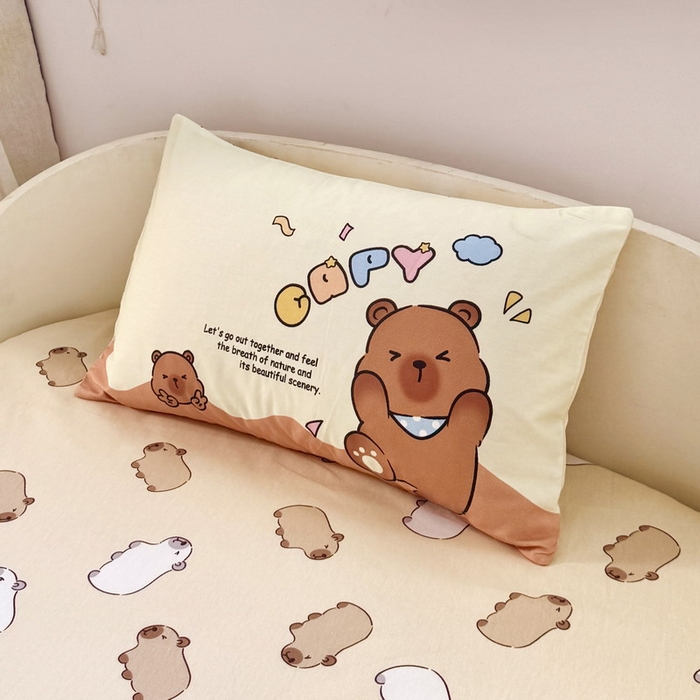 91家纺网 家纺一手货源 找家纺 蘭菲家纺 2025新款学生季幼儿园卡皮巴拉三件套大版系列 熊巴拉