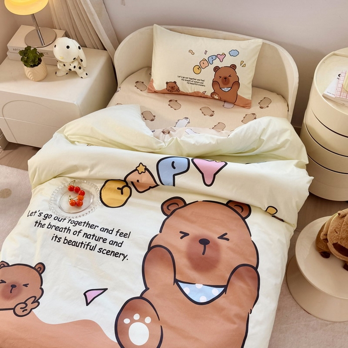 91家纺网 家纺一手货源 找家纺 蘭菲家纺 2025新款学生季幼儿园卡皮巴拉三件套大版系列 熊巴拉