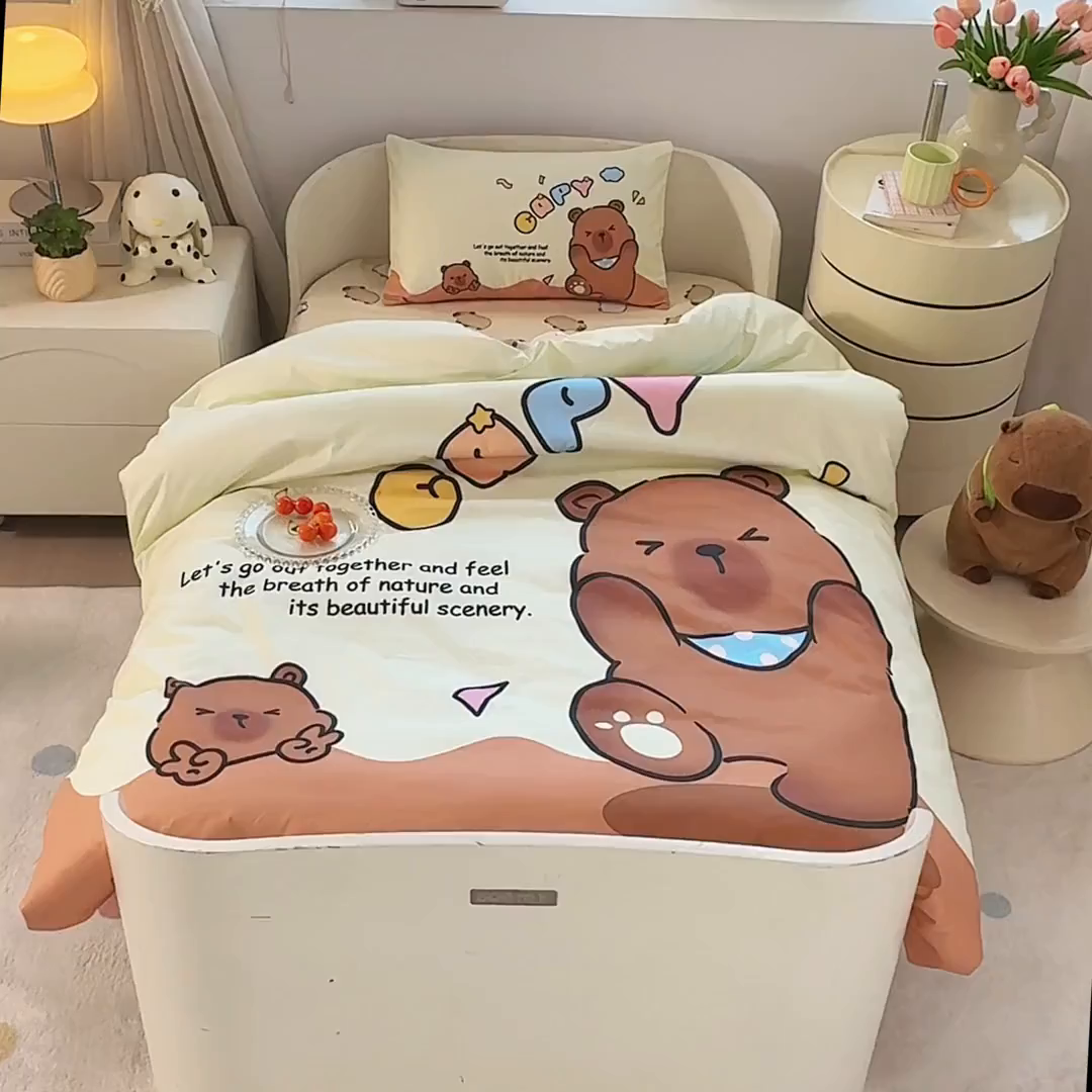 91家纺网 家纺一手货源 找家纺 蘭菲家纺 2025新款学生季幼儿园卡皮巴拉三件套大版系列 熊巴拉