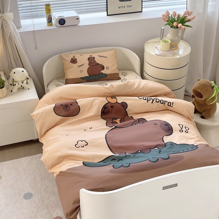 91家纺网 家纺一手货源 找家纺 蘭菲家纺 2025新款学生季幼儿园卡皮巴拉三件套大版系列 征服拉