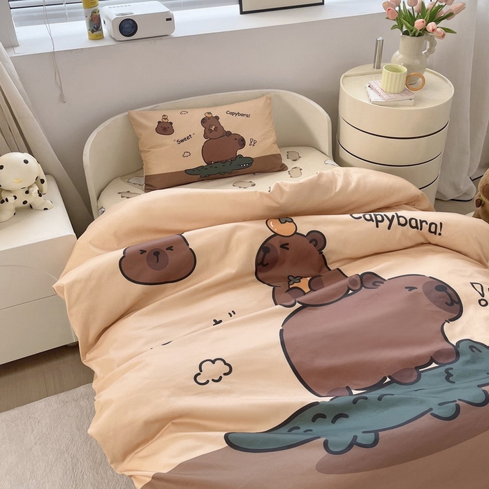 91家纺网 家纺一手货源 找家纺 蘭菲家纺 2025新款学生季幼儿园卡皮巴拉三件套大版系列 征服拉