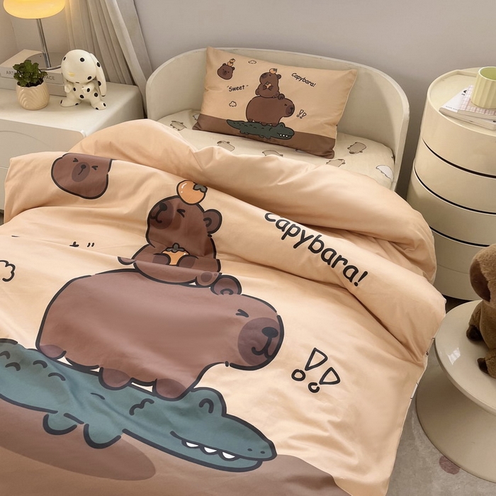 91家纺网 家纺一手货源 找家纺 蘭菲家纺 2025新款学生季幼儿园卡皮巴拉三件套大版系列 征服拉