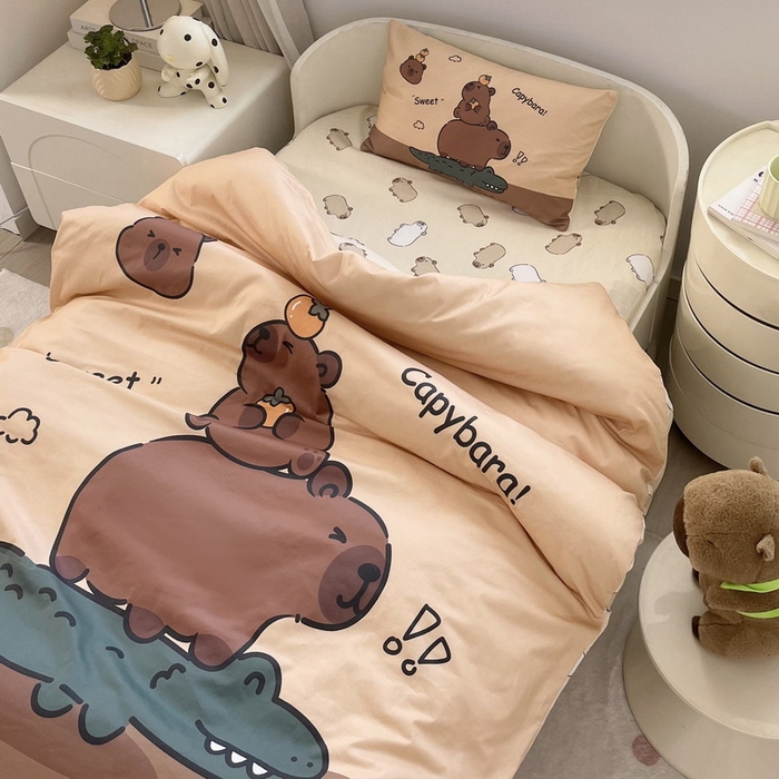 91家纺网 家纺一手货源 找家纺 蘭菲家纺 2025新款学生季幼儿园卡皮巴拉三件套大版系列 征服拉