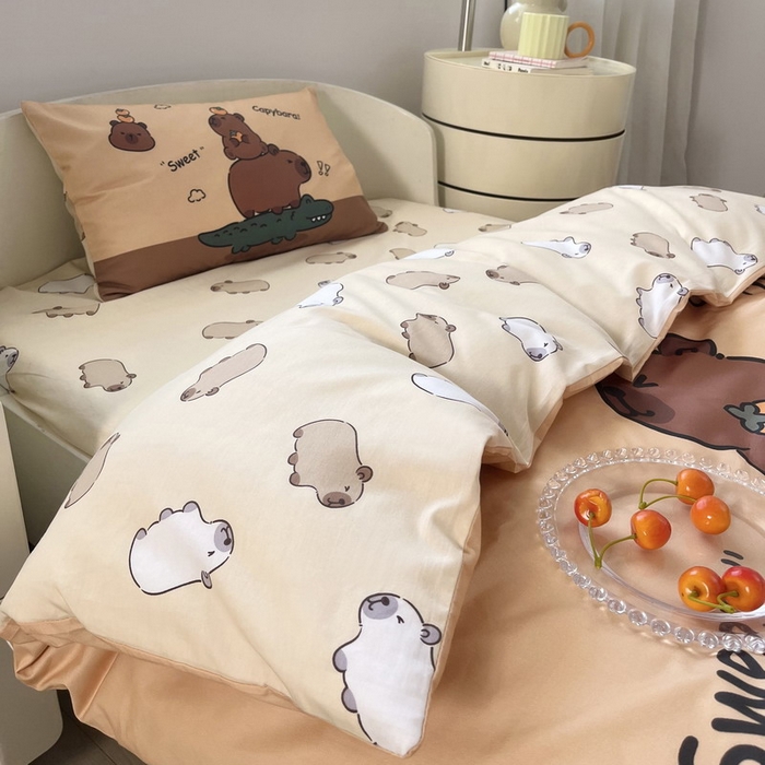 91家纺网 家纺一手货源 找家纺 蘭菲家纺 2025新款学生季幼儿园卡皮巴拉三件套大版系列 征服拉