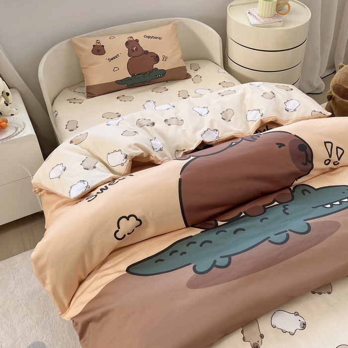 91家纺网 家纺一手货源 找家纺 蘭菲家纺 2025新款学生季幼儿园卡皮巴拉三件套大版系列 征服拉