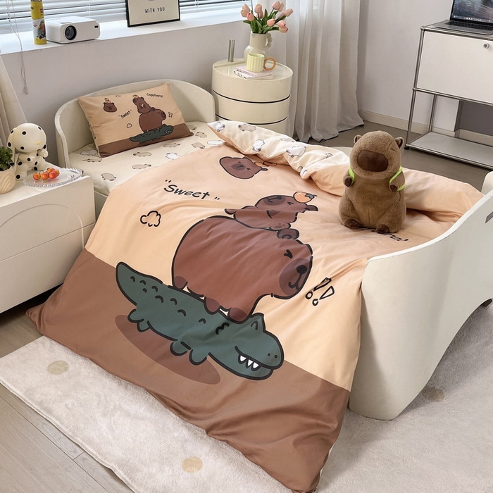 91家纺网 家纺一手货源 找家纺 蘭菲家纺 2025新款学生季幼儿园卡皮巴拉三件套大版系列 征服拉