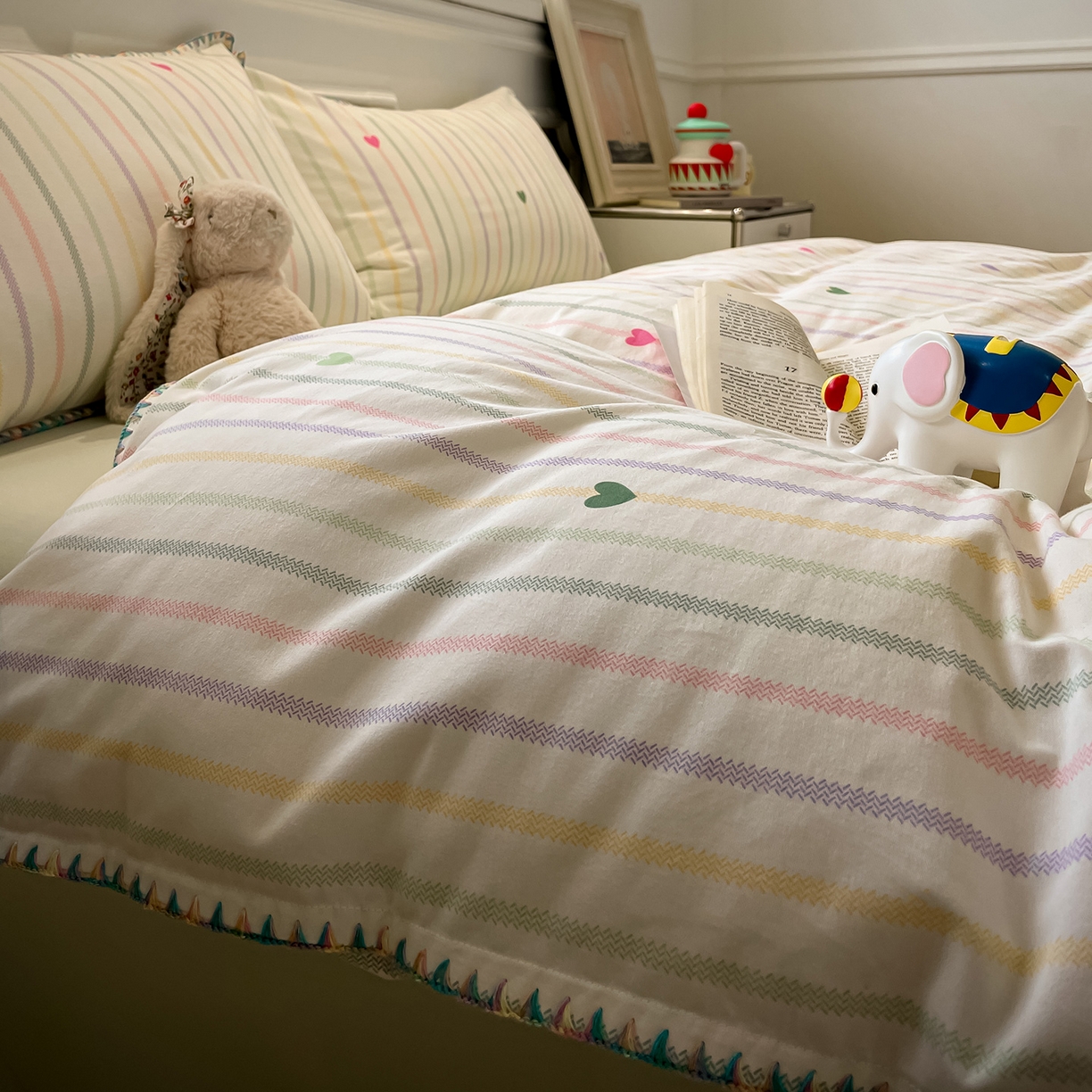 91家纺网 家纺一手货源 找家纺 蓝邻家纺 2025新款全棉纯棉加厚磨毛多巴胺贝壳边四件套 弦音