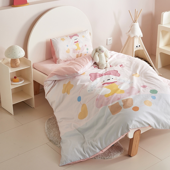 91家纺网 家纺一手货源 找家纺 荷马之梦 2025新款学院系列—A类32s水洗棉贴布绣原创卡通拼接儿童幼儿园套件爱心兔